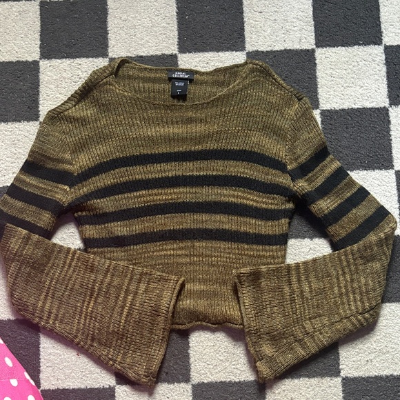 Green and black sweater with bell sleeves - Picture 1 of 4